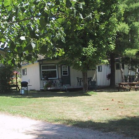Colonial Bay Motel And Cottages Huntsville Bagian luar foto