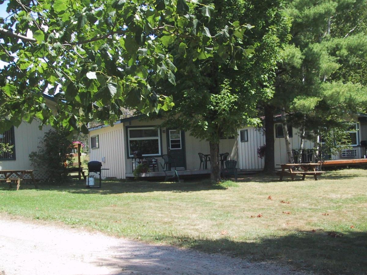 Colonial Bay Motel And Cottages Huntsville Bagian luar foto