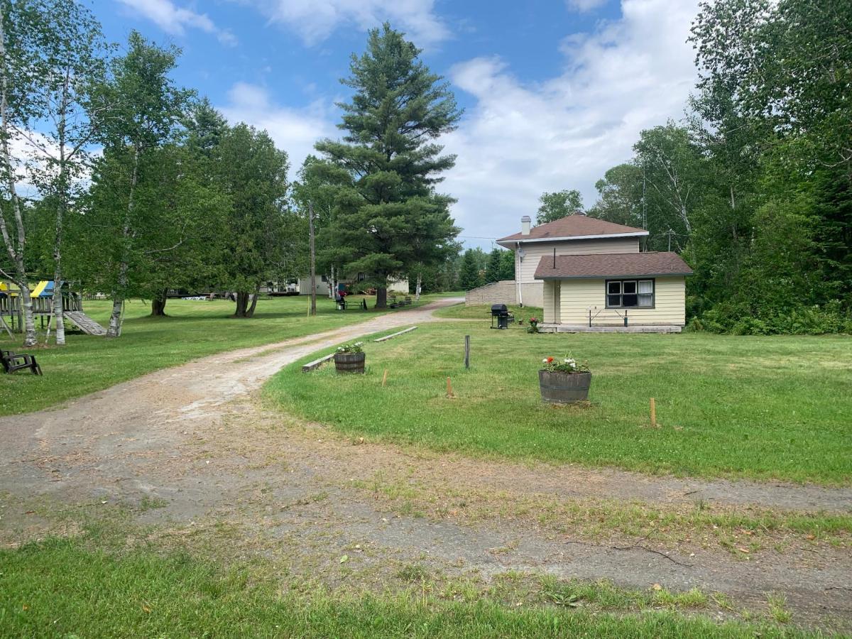 Colonial Bay Motel And Cottages Huntsville Bagian luar foto