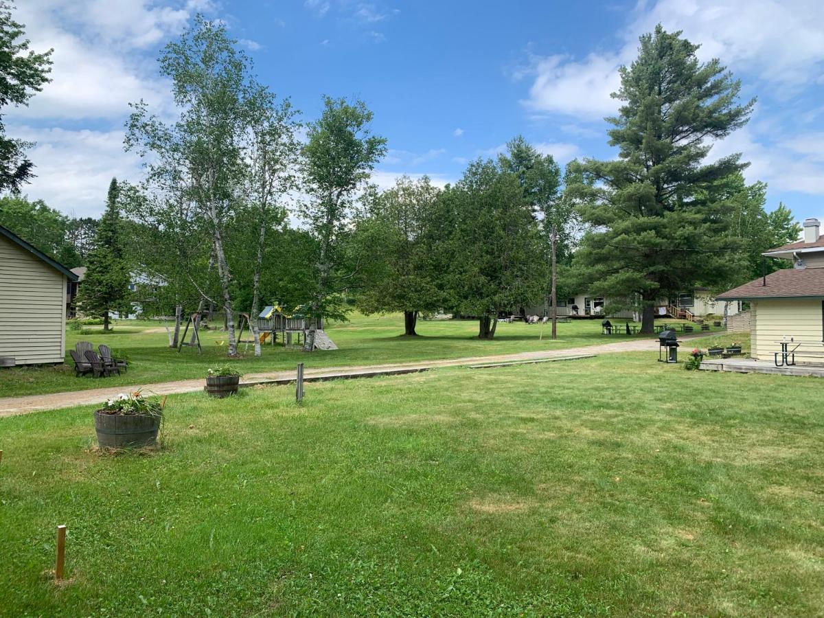 Colonial Bay Motel And Cottages Huntsville Bagian luar foto