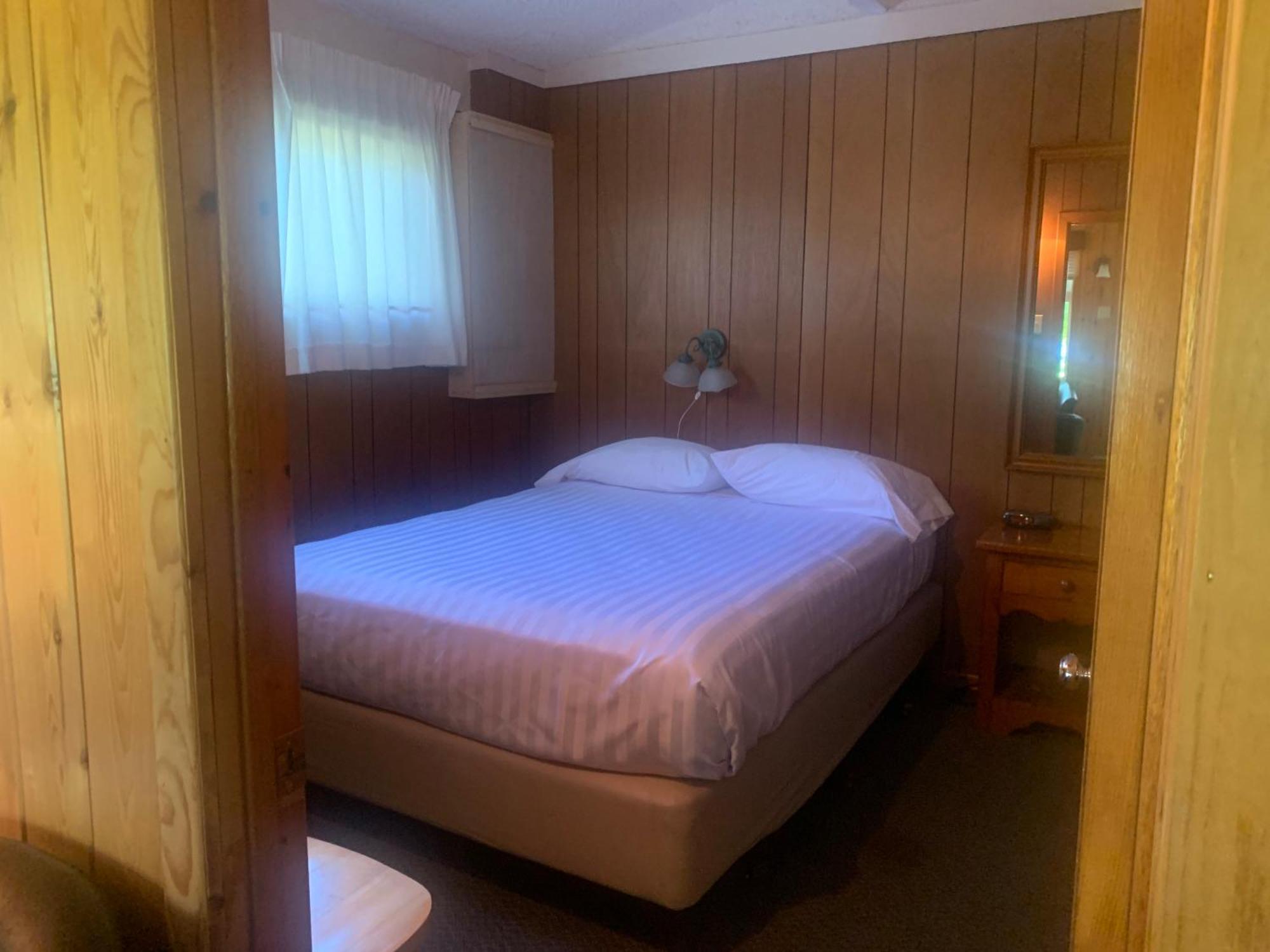 Colonial Bay Motel And Cottages Huntsville Bagian luar foto