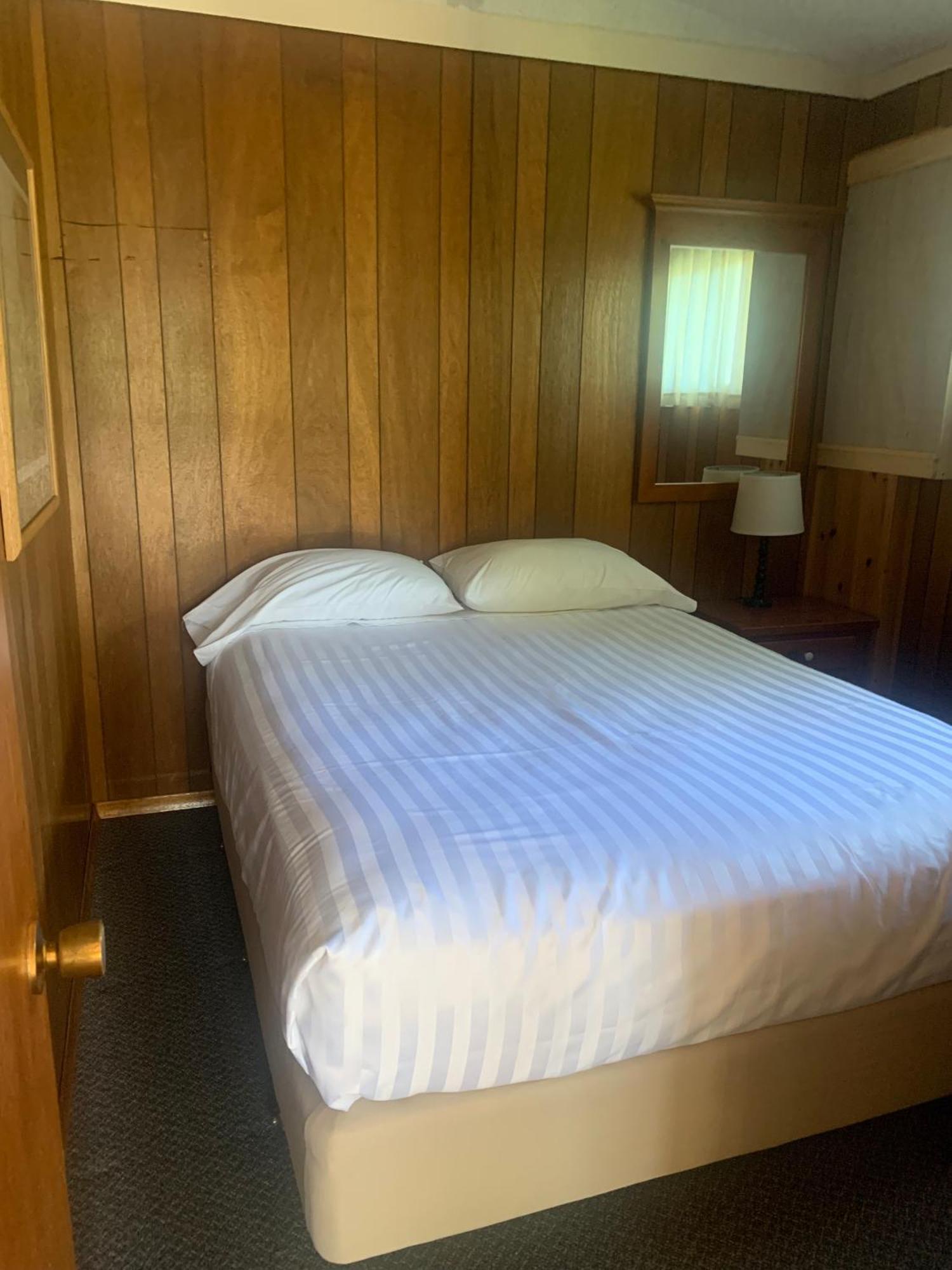Colonial Bay Motel And Cottages Huntsville Bagian luar foto