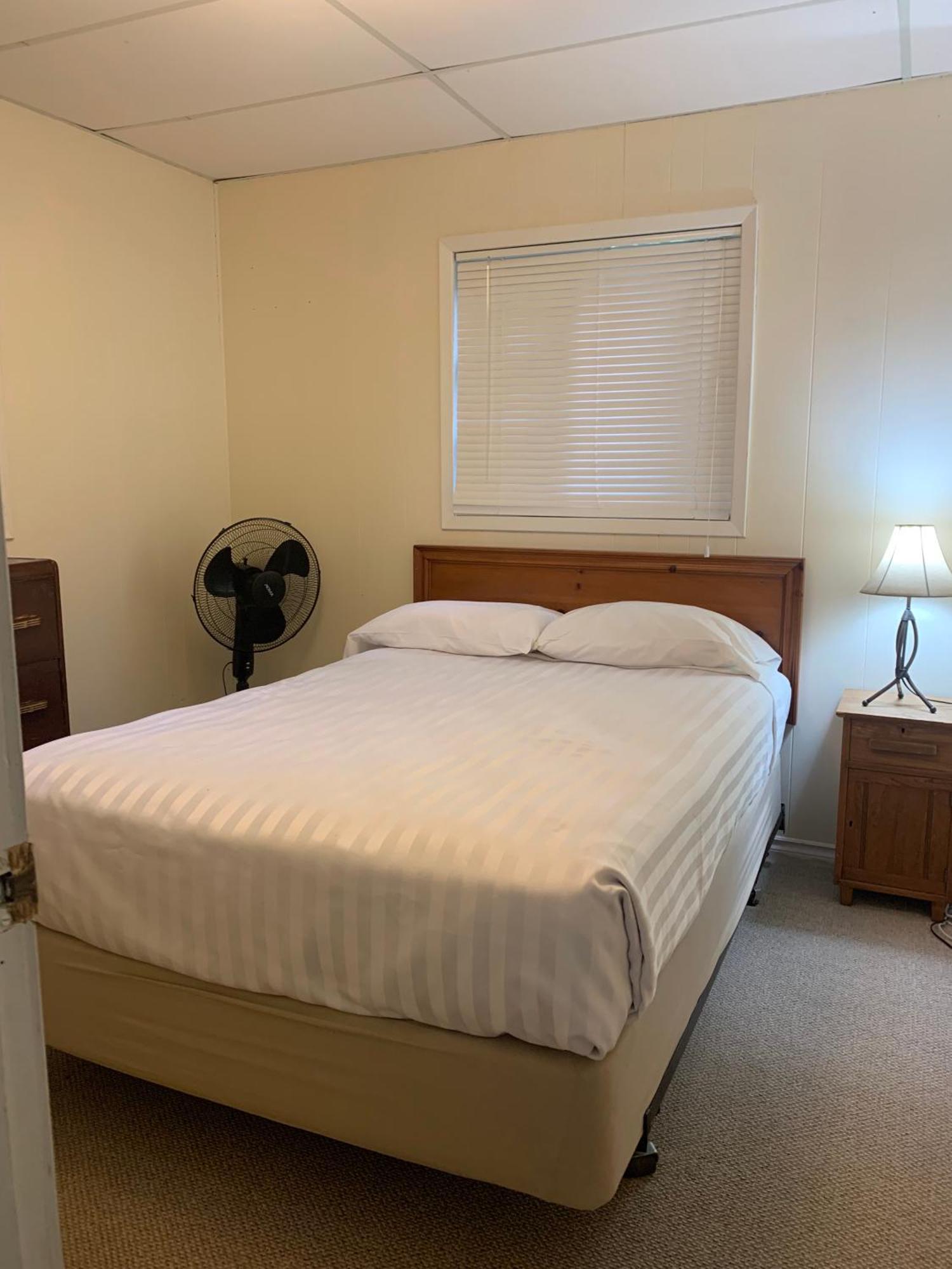 Colonial Bay Motel And Cottages Huntsville Bagian luar foto
