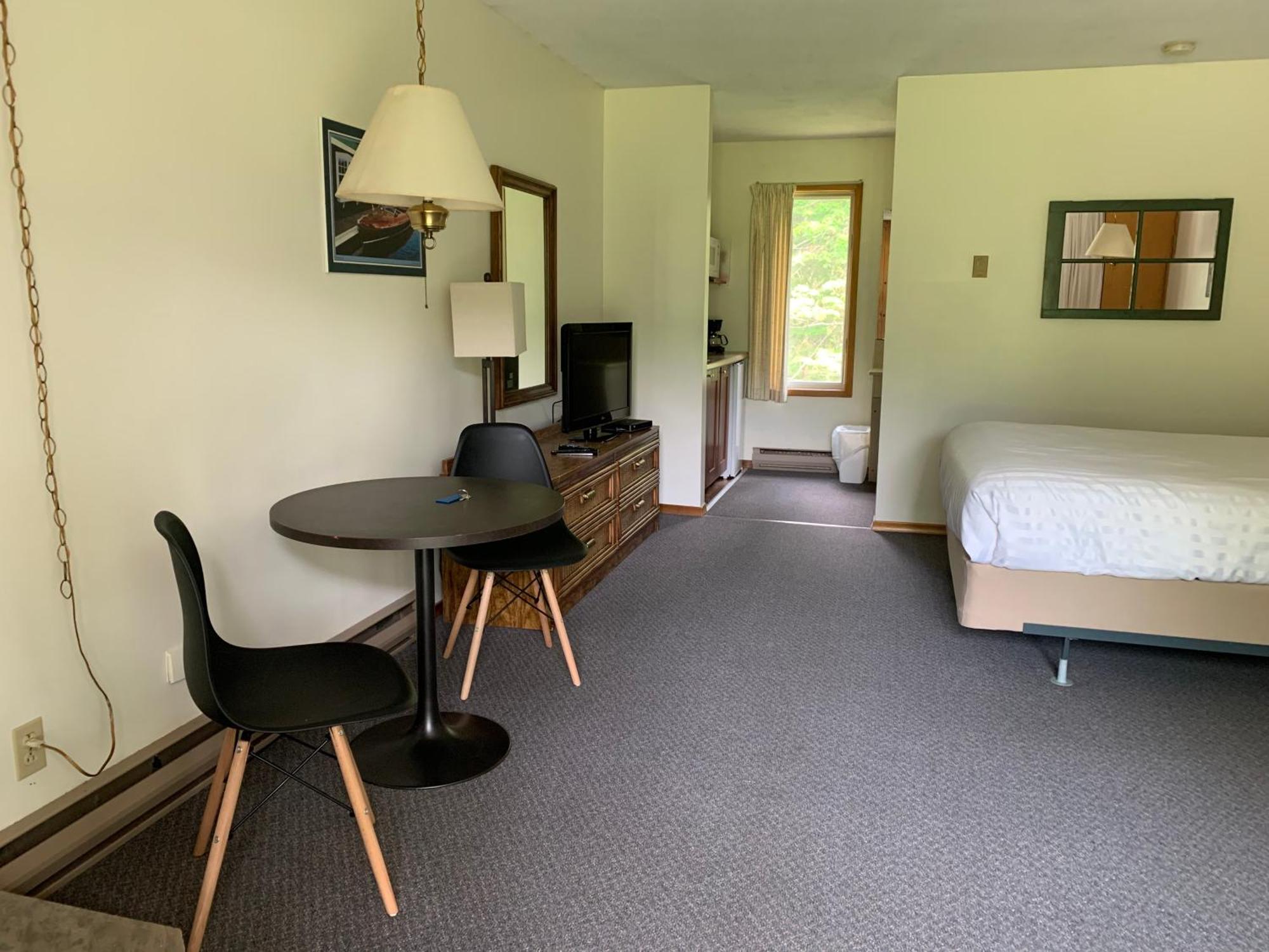 Colonial Bay Motel And Cottages Huntsville Bagian luar foto