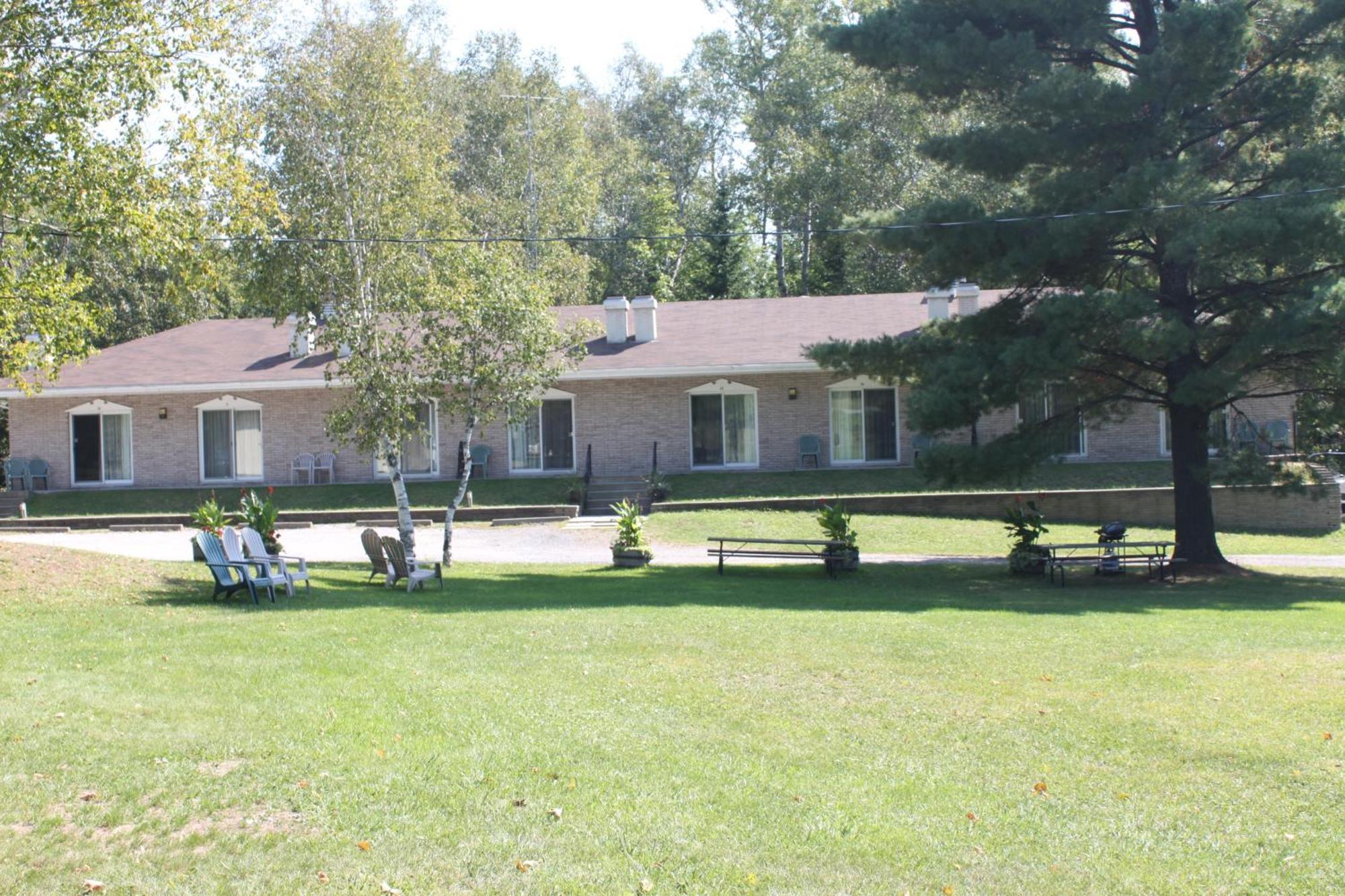 Colonial Bay Motel And Cottages Huntsville Bagian luar foto