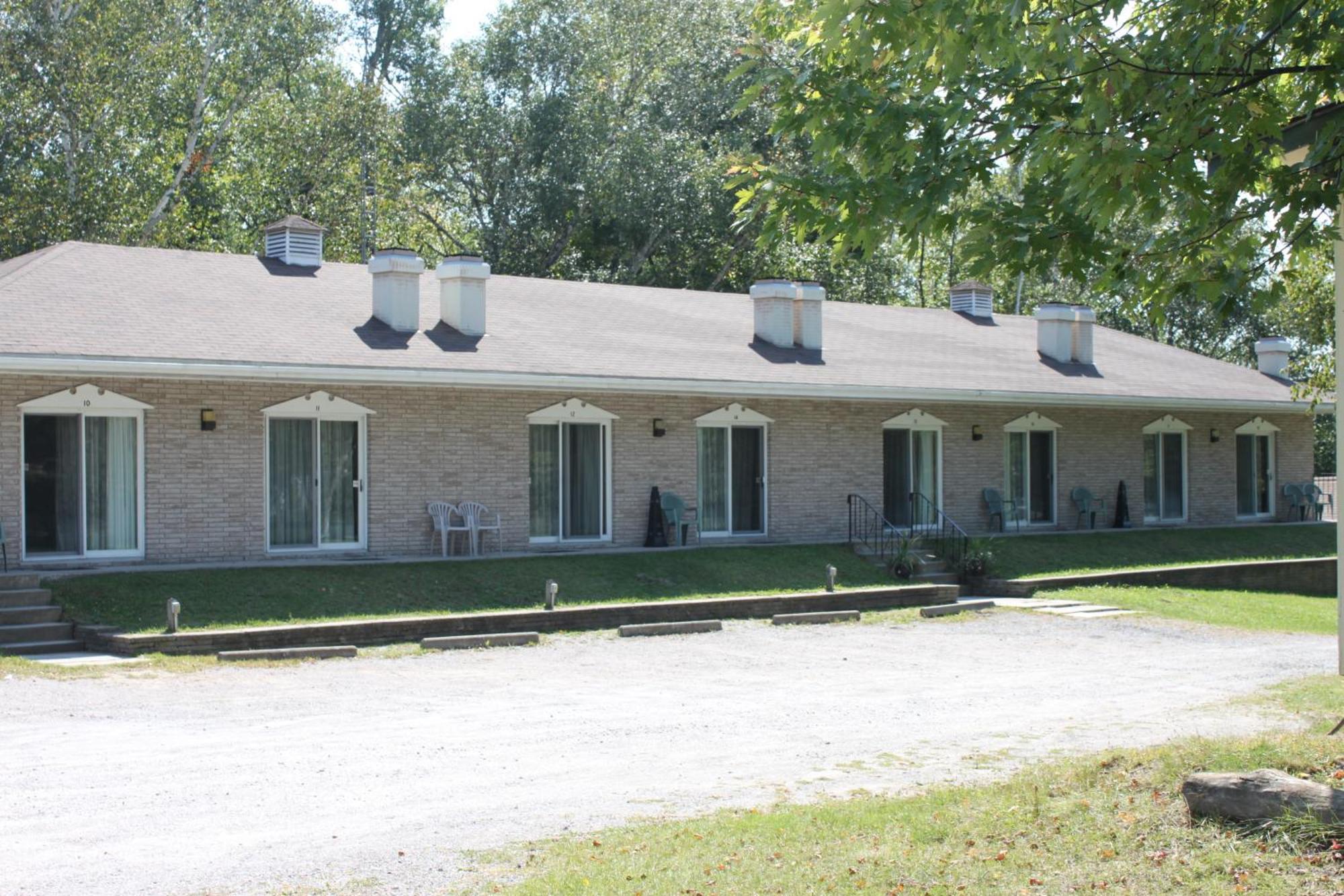 Colonial Bay Motel And Cottages Huntsville Bagian luar foto