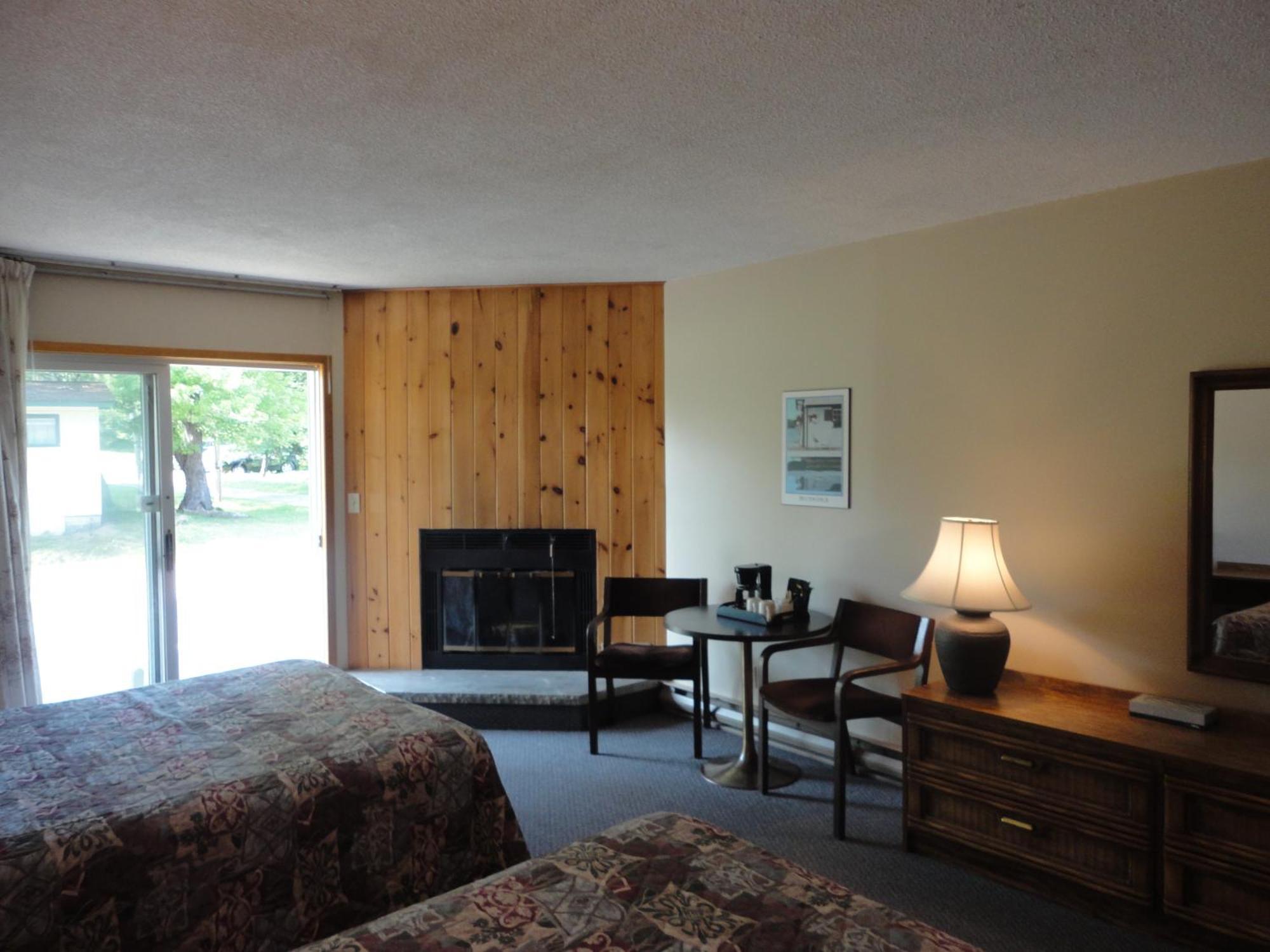 Colonial Bay Motel And Cottages Huntsville Bagian luar foto