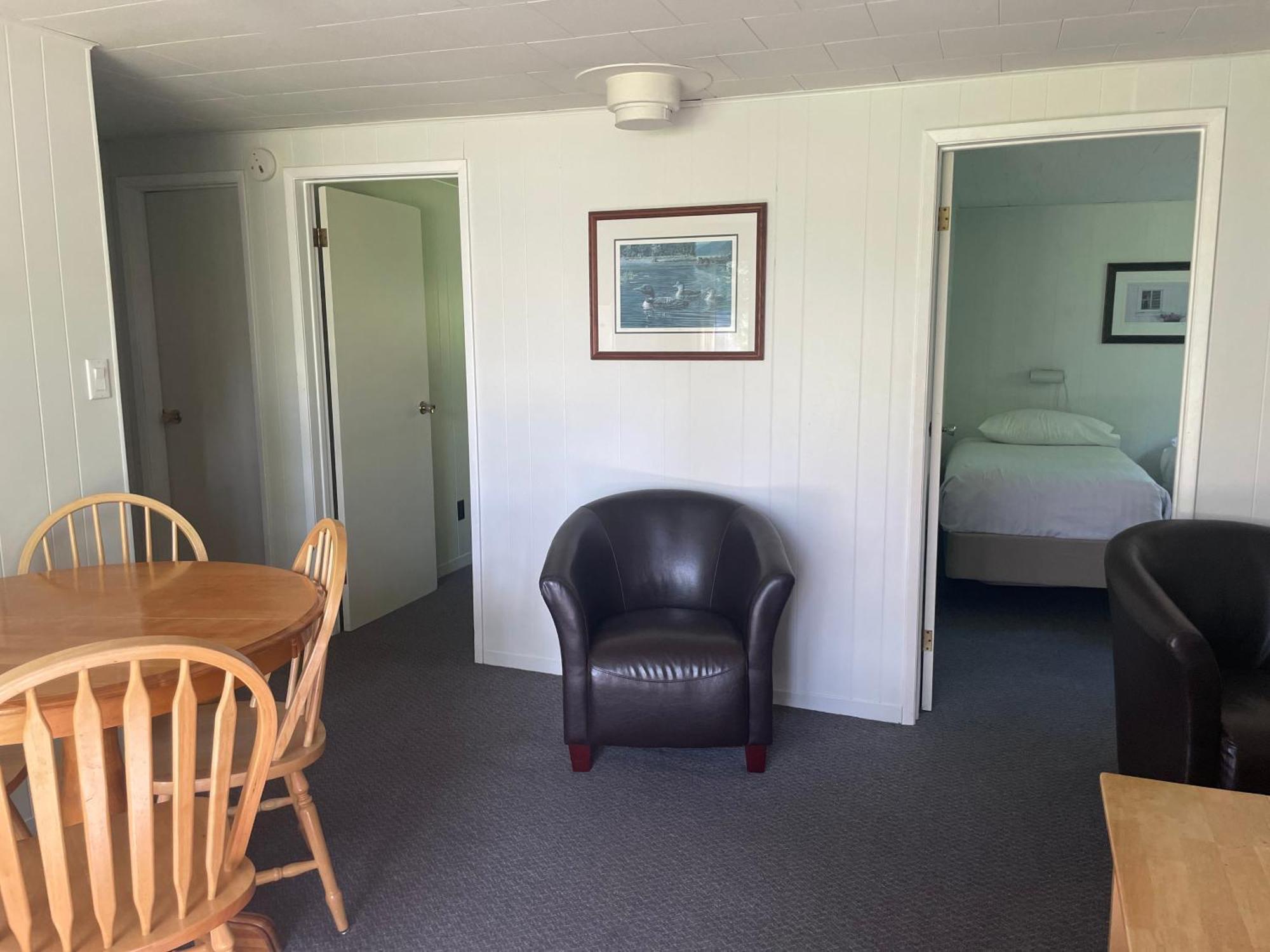 Colonial Bay Motel And Cottages Huntsville Bagian luar foto