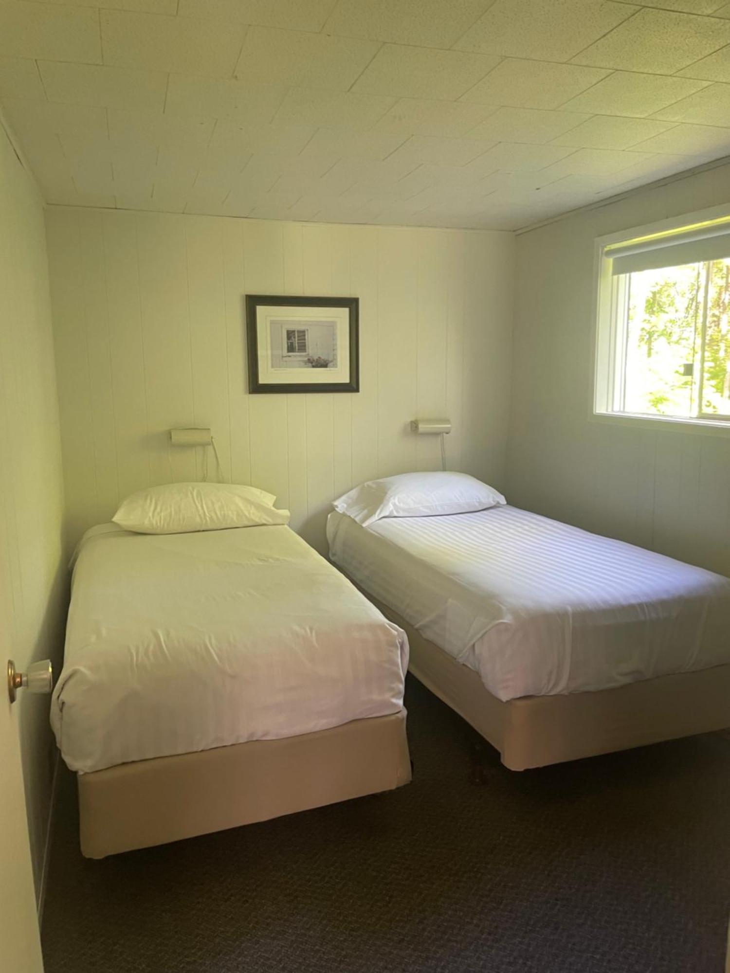 Colonial Bay Motel And Cottages Huntsville Bagian luar foto